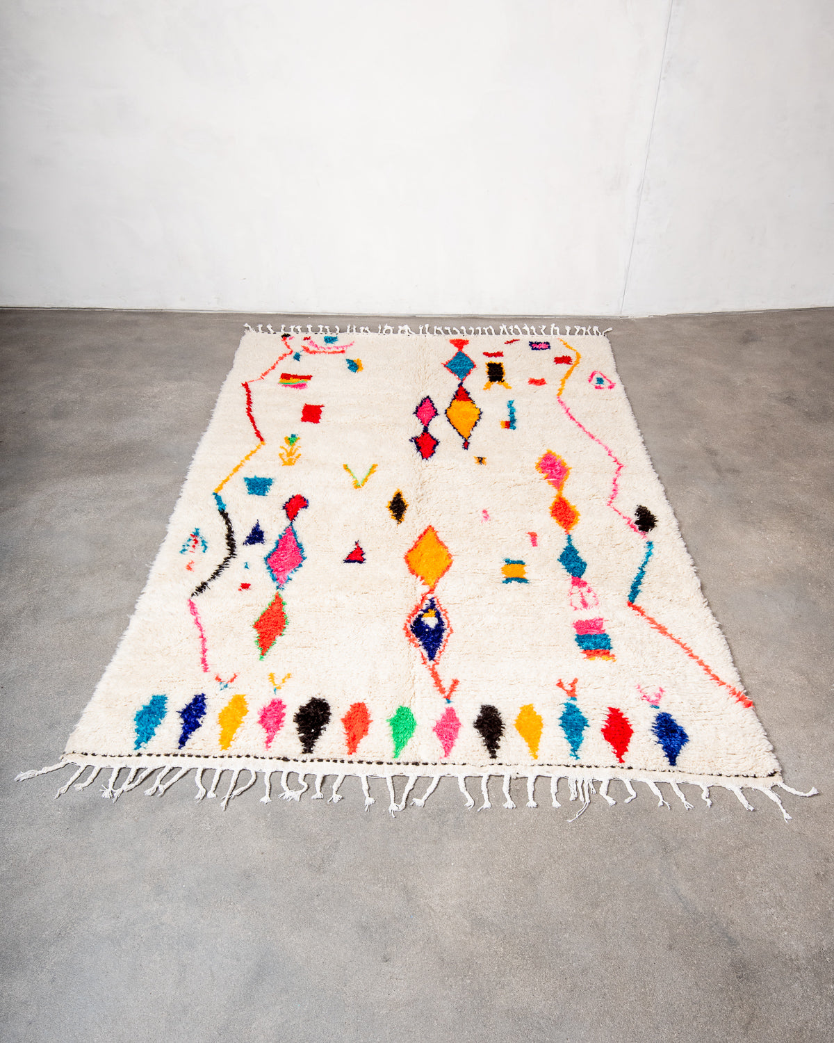 Modern designer handcrafted Berber rug from Morocco. Azilal rug with beautiful colors and patterns. Made of sheep’s wool and colourful cotton.